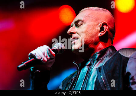 Belfast, Irlanda del Nord. 11 ago 2016 - Holly Johnson, ex cantante di Frankie va a Hollywood, suona presso il Feile un Phobail. Foto Stock