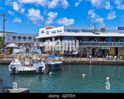 Dh Bridgetown BARBADOS CARAIBI Bridge House Bar waterfront carenaggio porto di ancoraggio Foto Stock