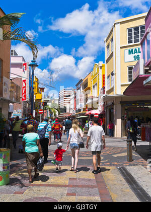 Dh Bridgetown BARBADOS Caraibi Famiglia percorrendo a piedi Swan Street town Foto Stock