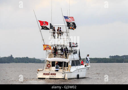 Barca attrezzata con bandiere pirata durante i giorni di contrabbando in Lake Charles, Louisiana, celebrando i giorni del pirata Jean Lafitte. Foto Stock