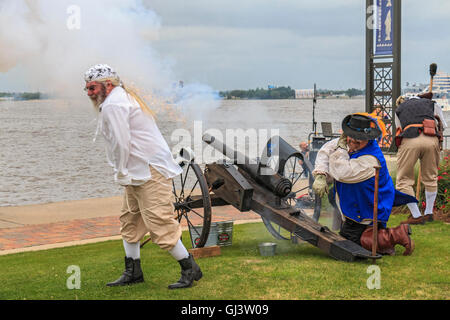 I pirati shoot off canon durante i giorni di contrabbando in Lake Charles, Louisiana, celebrando i giorni del pirata Jean Lafitte. Foto Stock