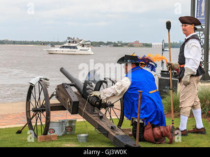 I pirati shoot off canon durante i giorni di contrabbando in Lake Charles, Louisiana, celebrando i giorni del pirata Jean Lafitte. Foto Stock