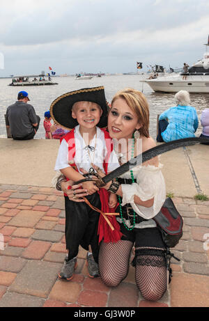 Giovane ragazzo (tre anni) e la sua mamma, vestito come pirati per giorni di contrabbando in Lake Charles, Louisiana Foto Stock