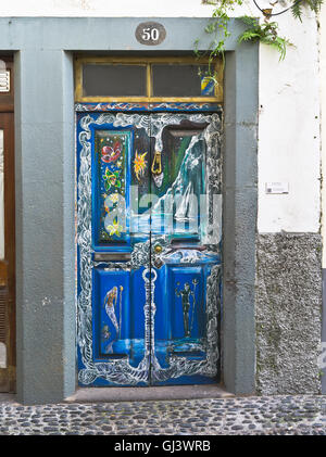 Dh Rua de Santa Maria Funchal Madeira colorato decorativo dipinto di proprietà delle porte Foto Stock