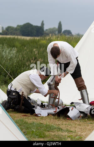Knight getting help medicazione la sua armatura per i prossimi battaglia Foto Stock