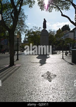 Dh Zarco statua Funchal Madeira per mosaico street silhouette Zarco statua Foto Stock