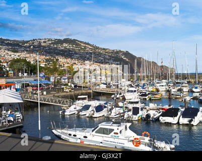 Dh porto di Funchal Funchal Madeira persone cafe Funchal porto marina yachts barche Foto Stock