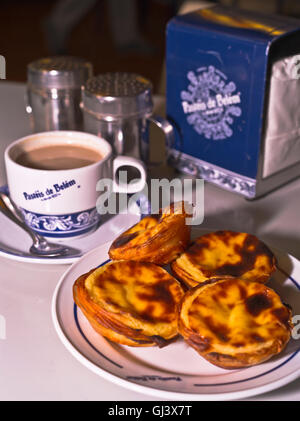 Dh Belem LISBONA PORTOGALLO Cafe Pasteis de Belem famosa crema pasticcera crostate tazza di caffè tart mangiare Foto Stock