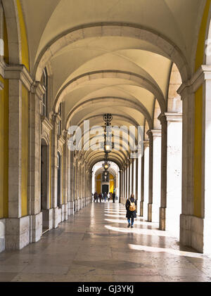 Dh Praca do Comercio LISBONA PORTOGALLO Praca do Comercio arch passerelle persone lisboa square commerce Foto Stock