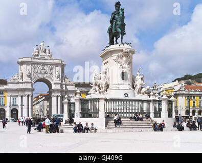 dh Praca do Comercio LISBONA PORTOGALLO Statua del re Jose 12 Ott 1833 arco trionfale porta della città gente rilassante rua augusta Foto Stock