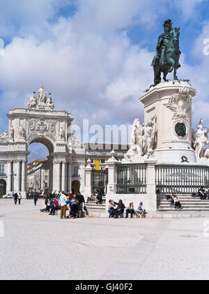 Dh Praca do Comercio LISBONA PORTOGALLO statua del re Jose 12 Ott 1833 statua arco trionfale city gate di persone Foto Stock