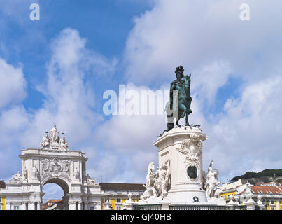 Dh Praca do Comercio LISBONA PORTOGALLO statua del re Jose 12 Ott 1833 arco trionfale city gate Rua Augusta Foto Stock