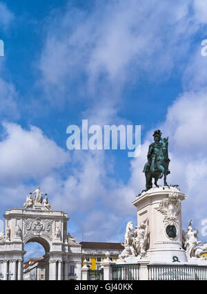 Dh Praca do Comercio LISBONA PORTOGALLO statua del re Jose 12 Ott 1833 arco trionfale città in municipio lisbona Foto Stock