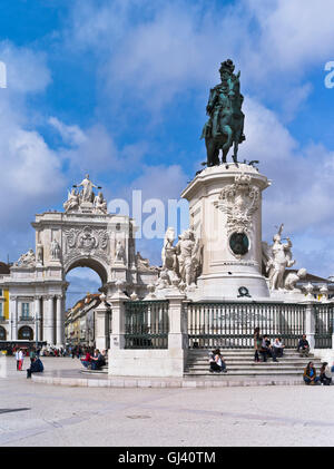 Dh Praca do Comercio LISBONA PORTOGALLO 12 Ott 1833 Statua del Re Jose arco trionfale city gate persone rilassante Foto Stock