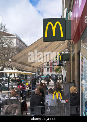 dh mcdonalds ristorante LISBONA PORTOGALLO McDonalds caffè all'aperto Green Yellow logo mangiare cibo strada macdonalds caffè europa liboa Foto Stock