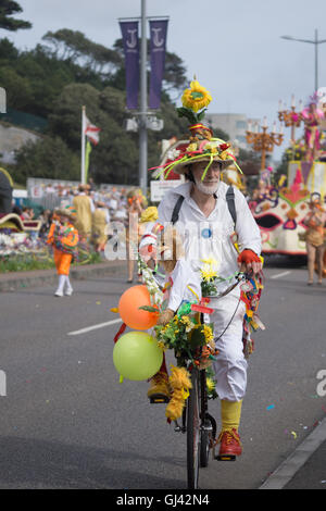 Jersey, Isole del Canale, UK. 11 Agosto, 2016. Un partecipante lungo il percorso della parata del Jersey Battaglia dei Fiori 2016 Credit: galleria immagini2/Alamy Live News Foto Stock