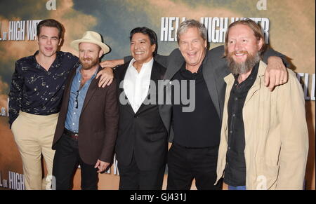 HOLLYWOOD, CA - 10 agosto: (L-R) attori Chris Pine, Ben Foster, Gil Birmingham, Jeff Bridges e il regista David Mackenzie arriva in occasione della proiezione del film di CBS' 'l'Inferno o acqua alta a ArcLight Hollywood di Agosto 10, 2016 a Hollywood, in California. | Verwendung weltweit Foto Stock