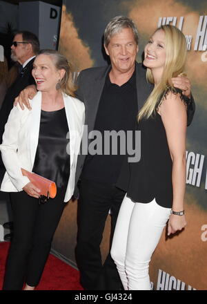 HOLLYWOOD, CA - 10 agosto: (L-R) Susan ponti, attore Jeff Bridges e figlia Haley ponti arrivano in occasione della proiezione del film di CBS' 'l'Inferno o acqua alta a ArcLight Hollywood di Agosto 10, 2016 a Hollywood, in California. | Verwendung weltweit Foto Stock