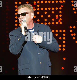 Cropredy, UK. 11 Agosto, 2016. Immagine :Fairports Convenzione Cropredy Festival 2016: Follia headline sul palco principale il giovedì sera. Data 11/08/2016 Ref: Credito: charlie bryan/Alamy Live News Foto Stock