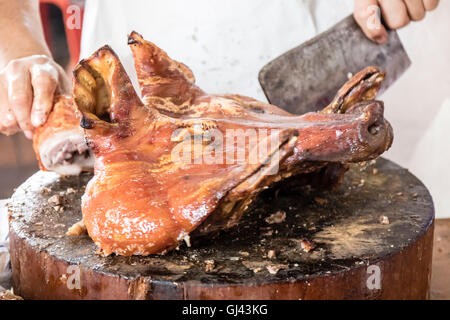 Kuala Lumpur, Malesia. 12 Ago, 2016. Il cibo che offre al re ade vengono tritate e distribuito al pubblico durante la fame festival fantasma di Kuala Lumpur in Malesia. Credito: Danny Chan/Alamy Live News. Foto Stock