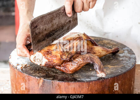 Kuala Lumpur, Malesia. 12 Ago, 2016. Il cibo che offre al re ade vengono tritate e distribuito al pubblico durante la fame festival fantasma di Kuala Lumpur in Malesia. Credito: Danny Chan/Alamy Live News. Foto Stock