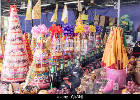 Kuala Lumpur, Malesia. 12 Ago, 2016. Il cibo che offre layout con frutta, dolci, carni, panini, alcol alla fame festival fantasma. Credito: Danny Chan/Alamy Live News. Foto Stock