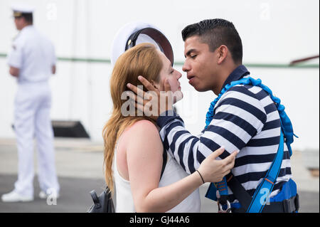 Sailor baciare fidanzata/moglie addio prima di salpare sul messicano formazione navy ship, Zacapu Foto Stock