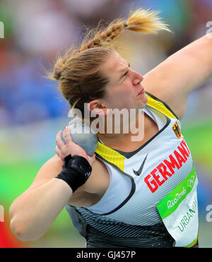 Rio de Janeiro, Brasile. 12 Ago, 2016. Lena Urbaniak di Germania compete nelle donne il colpo messo manche di qualifica del atletico, la via e il campo eventi durante il Rio 2016 Giochi Olimpici allo Stadio Olimpico di Rio de Janeiro, Brasile, 12 agosto 2016. Foto: Michael Kappeler/dpa/Alamy Live News Foto Stock