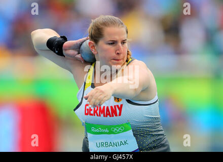 Rio de Janeiro, Brasile. 12 Ago, 2016. Lena Urbaniak di Germania compete nelle donne il colpo messo manche di qualifica del atletico, la via e il campo eventi durante il Rio 2016 Giochi Olimpici allo Stadio Olimpico di Rio de Janeiro, Brasile, 12 agosto 2016. Foto: Michael Kappeler/dpa/Alamy Live News Foto Stock