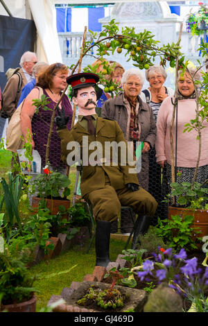 Ai visitatori di ammirare la Oswestry Gatacre adibite ad orti e giardini display società al 2016 Shrewsbury Flower Show, Shropshire, Regno Unito. Foto Stock