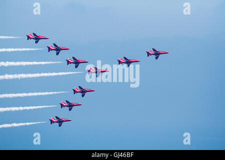 Eastbourne, Regno Unito. 12 Ago, 2016. Giorno 2 dell'Airshow di Eastbourne prende il via con le frecce rosse di eseguire sul mare. Airbourne, come è noto, viene eseguito per 4 giorni e culminerà domenica 14 agosto: Credito Ed Brown/Alamy Live News Foto Stock