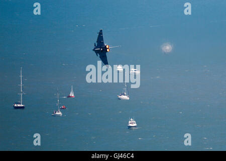 Eastbourne, Regno Unito. 12 Ago, 2016. Giorno 2 dell'Airshow di Eastbourne prende il via con il tifone battenti sul lungomare. Airbourne, come è noto, viene eseguito per 4 giorni e culminerà domenica 14 agosto: Credito Ed Brown/Alamy Live News Foto Stock