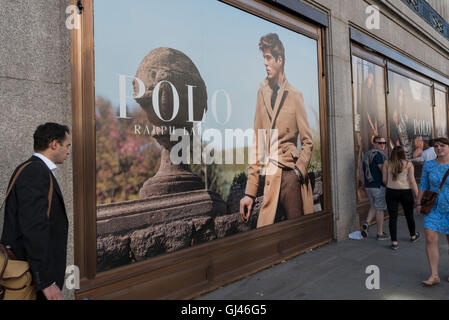 Londra, Regno Unito. Il 12 agosto 2016. Post Brexit, internazionali principali marchi retail, come Polo Ralph Lauren (nella foto), predisporre l'apertura di nuovi negozi in Regent Street. A seguito della svalutazione della sterlina, il Regno Unito è relativamente più conveniente per aziende estere a investire ora. Credito: Stephen Chung / Alamy Live News Foto Stock