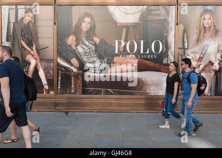 Londra, Regno Unito. Il 12 agosto 2016. Post Brexit, internazionali principali marchi retail, come Polo Ralph Lauren (nella foto), predisporre l'apertura di nuovi negozi in Regent Street. A seguito della svalutazione della sterlina, il Regno Unito è relativamente più conveniente per aziende estere a investire ora. Credito: Stephen Chung / Alamy Live News Foto Stock