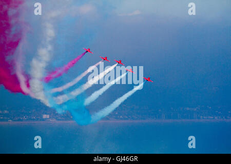 Eastbourne, Regno Unito. 12 Ago, 2016. Giorno 2 dell'Airshow di Eastbourne prende il via con le frecce rosse sul lungomare. Airbourne, come è noto, viene eseguito per 4 giorni e culminerà domenica 14 agosto: Credito Ed Brown/Alamy Live News Foto Stock