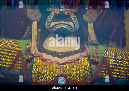 Kuala Lumpur, Malesia. Il 12 agosto 2016. Giorno 2: Dal folto joss fumo, re ade guarda la cena gli ospiti. Credito: Danny Chan/Alamy Live News. Foto Stock