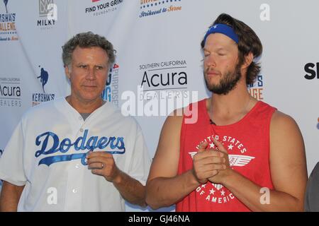 Hollywood, California, USA. 12 Ago, 2016. Ho15843CHW.Will Ferrell Co-Hosts Clayton Kershaw il quarto Annual Ping Pong 4 Scopo Torneo di celebrità .il Dodger Stadium, Los Angeles, CA.08/11/2016.Will Ferrell e CLAYTON KERSHAW . © Clinton H. Wallace/Photomundo International/ Foto Inc © Clinton Wallace/Globe foto/ZUMA filo/Alamy Live News Foto Stock