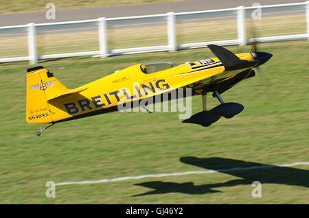 2016 Red Bull Air Race Series avviene all'interno dell'arena del Royal Ascot Racecourse. MXS-R di acrobazia aerei di gara Foto Stock