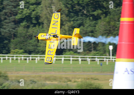 2016 Red Bull Air Race Series avviene all'interno dell'arena del Royal Ascot Racecourse. MXS-R di acrobazia aerei di gara Foto Stock