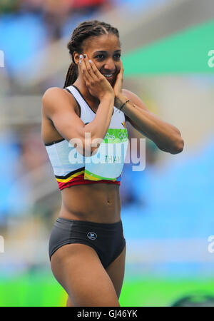 Rio de Janeiro, Brasile. 12 Ago, 2016. Nafissatou Thiam del Belgio compete nel salto in alto femminile del Heptathlon dell'Atletica, la via e il campo eventi durante il Rio 2016 Giochi Olimpici allo Stadio Olimpico di Rio de Janeiro, Brasile, 12 agosto 2016. Foto: Michael Kappeler/dpa/Alamy Live News Foto Stock