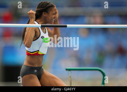 Rio de Janeiro, Brasile. 12 Ago, 2016. Nafissatou Thiam del Belgio compete nel salto in alto femminile del Heptathlon dell'Atletica, la via e il campo eventi durante il Rio 2016 Giochi Olimpici allo Stadio Olimpico di Rio de Janeiro, Brasile, 12 agosto 2016. Foto: Michael Kappeler/dpa/Alamy Live News Foto Stock