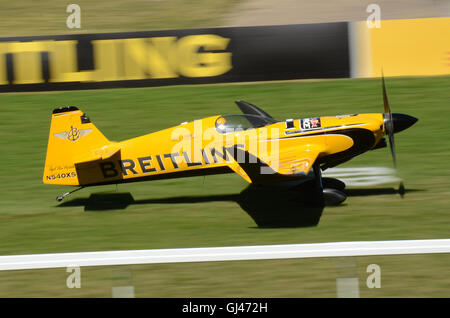 2016 Red Bull Air Race Series avviene all'interno dell'arena del Royal Ascot Racecourse. MXS-R di acrobazia aerei di gara Foto Stock