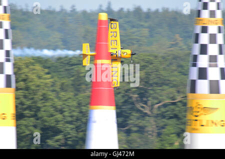 2016 Red Bull Air Race Series avviene all'interno dell'arena del Royal Ascot Racecourse. MXS-R di acrobazia aerei di gara Foto Stock