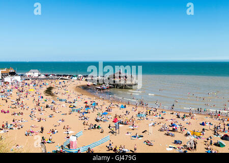 Broadstairs cittadina nel Regno Unito, la spiaggia principale con piccolo porto in corrispondenza di una estremità. caldo giorno d'estate con un sacco di persone e famiglie in spiaggia a prendere il sole. Foto Stock