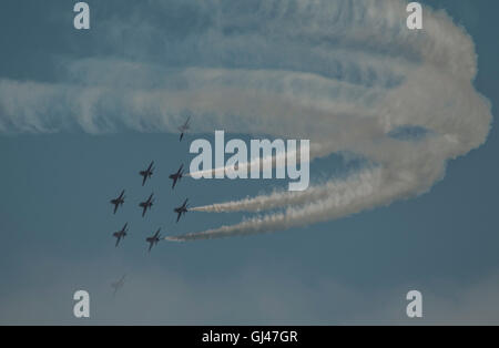 Eastbourne, East Sussex, Regno Unito. 12th agosto 2016. Airbourne. Frecce rosse attraverso il fumo. Foto Stock