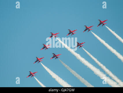 Eastbourne, East Sussex, Regno Unito. 12th agosto 2016. Airbourne. Le Frecce rosse RAF sono posizionate su un altro display spettacolare . Foto Stock