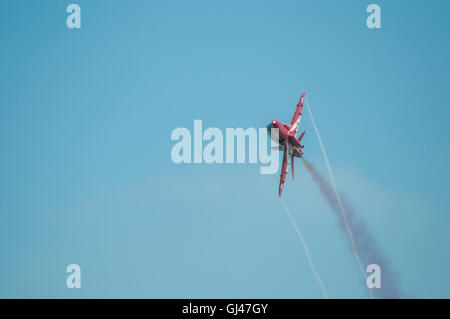 Eastbourne, East Sussex, Regno Unito. 12th agosto 2016. Airbourne. Le Frecce rosse RAF sono posizionate su un altro display spettacolare . Foto Stock