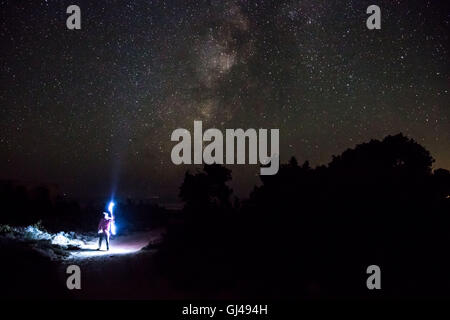 Naxos. 12 Ago, 2016. Un astronomo dilettante si arrampica su di un colle a guardia della Perseid Meteor doccia sull isola di Naxos in Grecia, su agosto 12, 2016. Stargazers rimasto sveglio nelle prime ore del mattino di venerdì per vedere lo spettacolare fenomeno annuale che ha raggiunto il suo picco il 12 agosto di quest'anno. Credito: Lefteris Partsalis/Xinhua/Alamy Live News Foto Stock