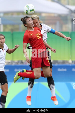 Salvador, Brasile. 12 Ago, 2016. Saskia Bartusiak (dietro) della Repubblica federale di Germania il sistema VIES con Yang Li di Cina durante il calcio femminile quarterfinal tra Cina e Germania al 2016 Rio Giochi Olimpici in Salvador, Brasile, su agosto 12, 2016. La Germania ha vinto la Cina con 1:0. Credito: Xu Zijian/Xinhua/Alamy Live News Foto Stock