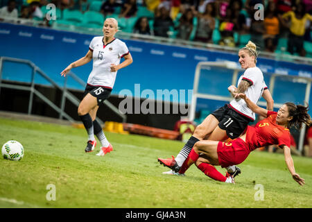 Salvador, Brasile. 12 Ago, 2016. Anja Mittag della Germania il sistema VIES con Wu Haiyan (R) della Cina durante il calcio femminile quarterfinal tra Cina e Germania al 2016 Rio Giochi Olimpici in Salvador, Brasile, su agosto 12, 2016. La Germania ha vinto la Cina con 1:0. Credito: Liu Bin/Xinhua/Alamy Live News Foto Stock